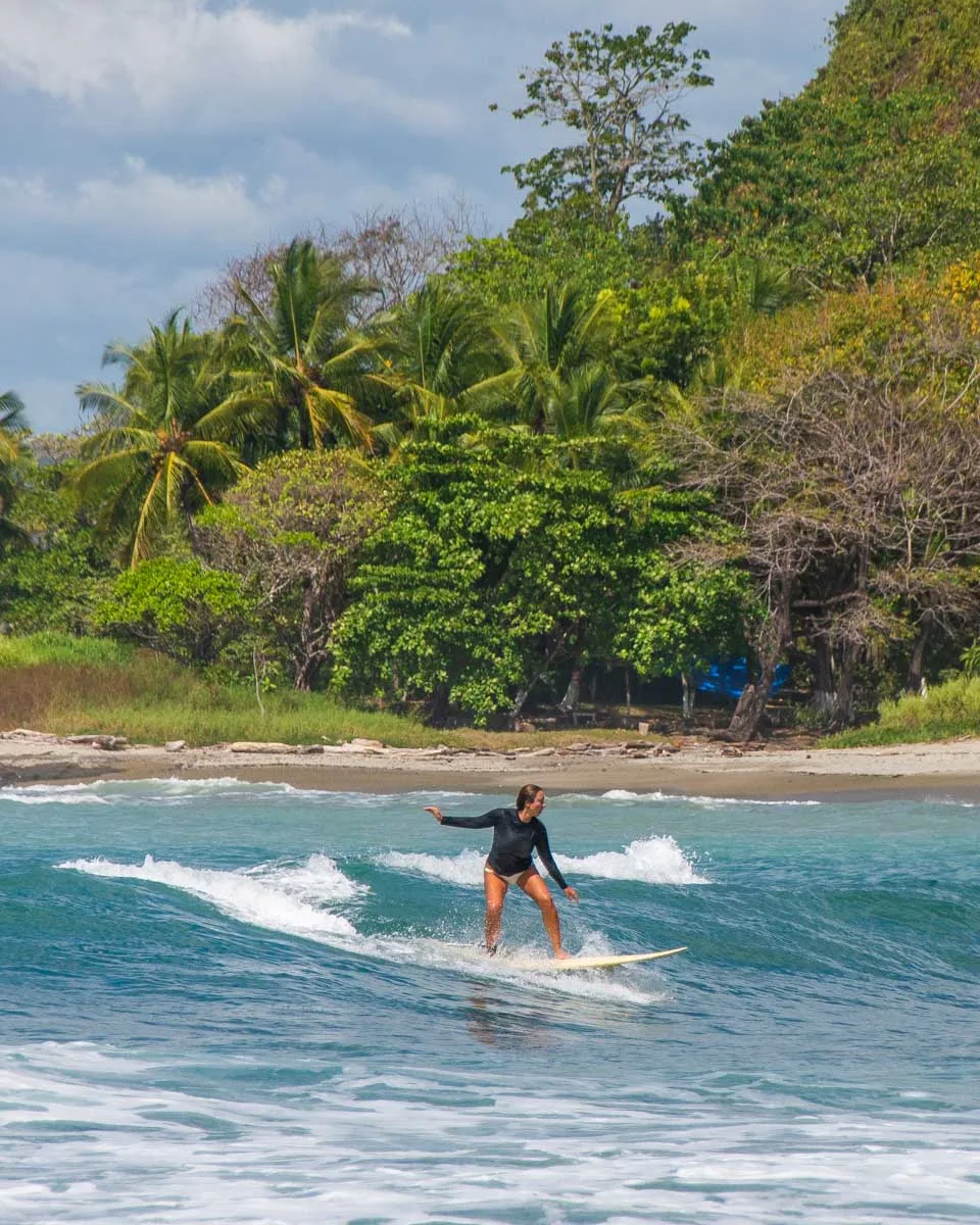 Progressive technique built during Tamarindo surf lessons for beginners